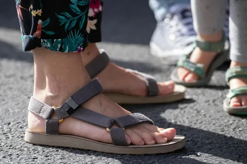 extra wide sandals for swollen feet